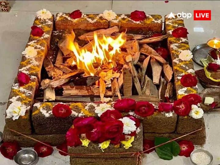 Lord Surya should also be worshiped in the month of Ashada. Wake up early in the morning this month and take a bath and put water, akshat, red flowers, jaggery etc. in the copper lotus and offer it to the Sun God, this tradition has also been going on for centuries. This also paves the way for salvation and Lord Bhaskar is pleased.