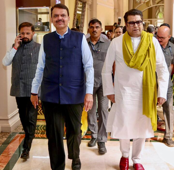 ठाकरे बंधूंच्या युतीचे प्रस्ताव, टाळ्या, हाळ्या एकीकडे सुरू असतानाच दुसरीकडे मुख्यमंत्री देवेंद्र फडणवीस (Devendra Fadnavis) यांनी अचानक मनसेप्रमुख राज ठाकरे (Raj Thackeray) यांची भेट घेतली. मुंबईच्या ताज लँड्स एंड हॉटेलात राज ठाकरे आणि देवेंद्र फडणवीस यांची अचानक एक तासभर बैठक झाली. आगामी मनपा निवडणुकांसाठी ठाकरे बंधूंच्या राजकीय मनोमिलनाची चर्चा रंगात आली होती. मात्र युतीचा प्रस्ताव पहिले कोण पाठवणार यावरही एकीकडे नाट्य रंगलं होतं. मात्र त्याआधी अचानक ही गुप्त भेट या दोन नेत्यांमध्येही झाली. मुख्यमंत्री फडणवीसांनी या गुप्तभेटीद्वारे उद्धव ठाकरेंना आणखी एक धक्का दिल्याचं मानलं जातंय. तसेच आजच्या राज ठाकरे आणि देवेंद्र फडणवीसांच्या भेटीचा नेमका अर्थ काय, समजून घ्या....