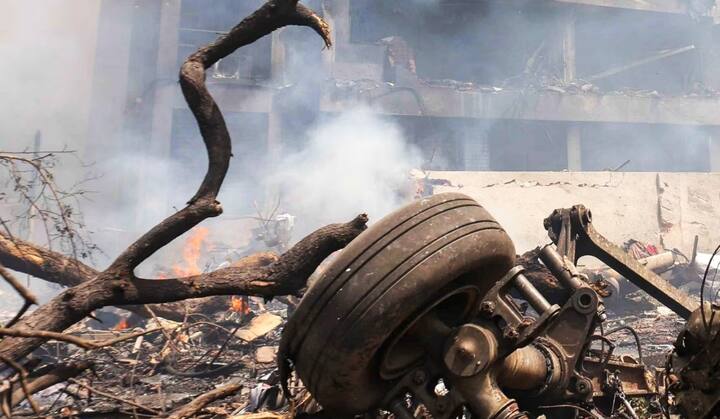 એર ઇન્ડિયાએ પુષ્ટી કરી હતી કે અમદાવાદથી લંડન ગેટવિક જતી ફ્લાઇટ AI171 આજે ટેકઓફ પછી ક્રેશ થઈ ગઈ હતી. અમદાવાદથી બપોરે 13.38 વાગ્યે ઉડાન ભરેલા બોઇંગ 787-8 વિમાનમાં 242 મુસાફરો અને ક્રૂ સભ્યો હતા. આમાંથી 169 ભારતીય નાગરિકો, 53 બ્રિટિશ નાગરિકો, 1 કેનેડિયન નાગરિક અને 7 પોર્ટુગીઝ નાગરિકો છે. ઘાયલોને નજીકની હોસ્પિટલોમાં લઈ જવામાં આવી રહ્યા છે. અમે વધુ માહિતી પૂરી પાડવા માટે એક સમર્પિત હેલ્પલાઇન નંબર 1800 5691 444 પણ જાહેર કર્યો છે.