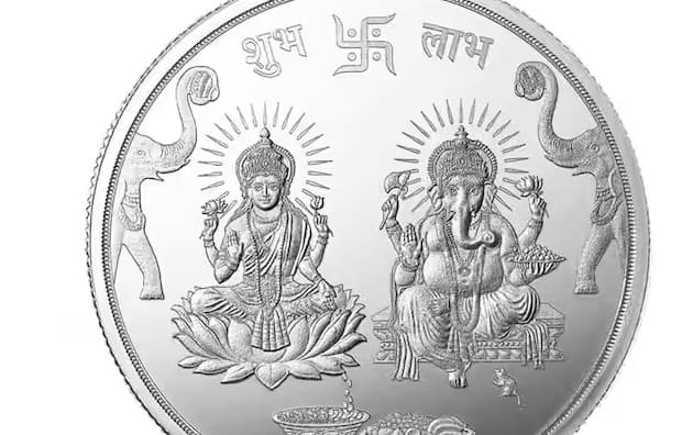 धनतेरस हो, दिवाली हो, अक्षय तृतीया हो या पुष्य नक्षत्र, इन दिनों लक्ष्मी-गणेश का चांदी का सिक्का खरीदना एक प्राचीन परंपरा है, जिसे बहुत शुभ माना जाता है। दरअसल, ये सिक्के घर में सकारात्मक ऊर्जा को आकर्षित करते हैं।