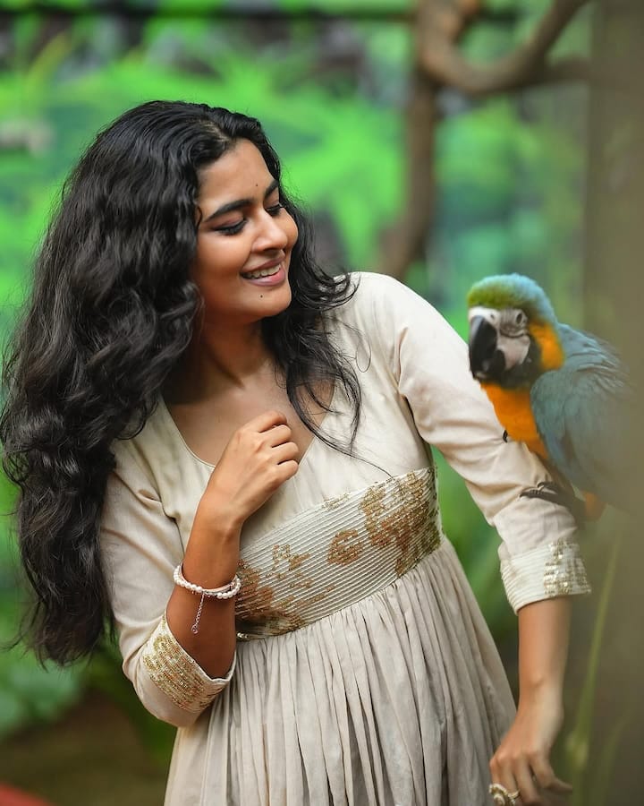 தீபாவின் வலுவான நடிப்பும் கதாபாத்திரங்கள் தேர்வும் பல இயக்குநர்களைக் கவர்ந்துள்ளது. தன் நடிப்புத் திறமையை நிரூபிக்கும் வகையிலான கதாபாத்திரம் வரும்போது முழு அர்ப்பணிப்புடன் அந்த கதாபாத்திரத்திற்கு உயிர் கொடுக்கத் தயாராக இருப்பதாகவும் அவர் சொல்கிறார்.