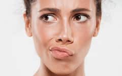 गर्मियों में फ्रिज के पानी से चेहरा धोना कितना फायदेमंद, पूरा दिन फ्रेश महसूस करेंगी