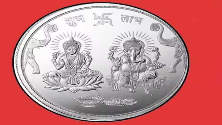 Vastu Tips for Laxmi ganesh silver coin:  તમે મોટાભાગના હિન્દુ ઘરોમાં ગણેશ અને માતા લક્ષ્મીનો ચાંદીનો સિક્કો જોયા હશે. શું તમે જાણો છો કે તેમને ઘરમાં રાખવાથી શું થાય છે.