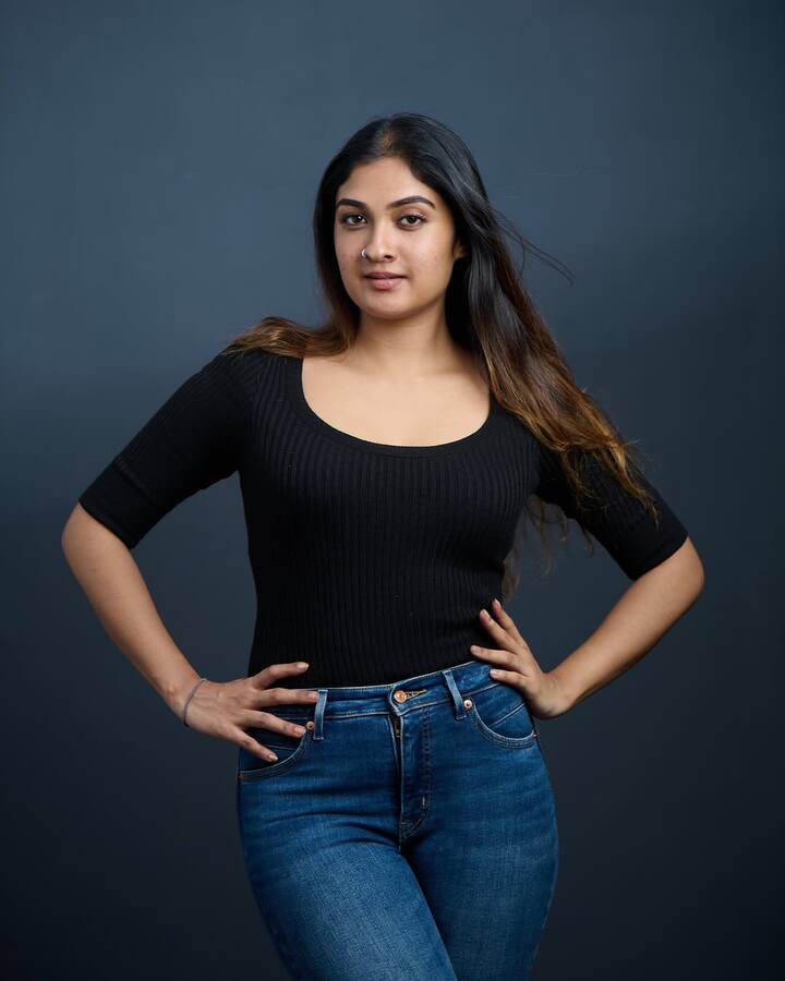 முன்னணி நடிகையாக இருக்கும் போதே... பிரபல மலையாள நடிகர் மனோஜ் கே ஜெயன் என்பவரை காதலித்து திருமணம் செய்து கொண்டார் ஊர்வசி. 2000-ஆம் ஆண்டு இவருக்கு திருமணம் நடந்த நிலையில், இவர்களுக்கு 2001-ல் தேஜா லட்சுமி என்கிற மகள் ஒருவரும் பிறந்தார். பின்னர் ஊர்வசி அதீத குடிக்கு அடிமையாகிவிட்டதாக கூறப்பட்ட நிலையில், இருவரும் 2008-ல் விவாகரத்து பெற்று பிரிந்தனர்.