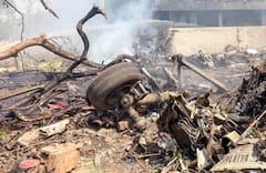 Ahmadabad Plane Crash Photo: डॉक्टर्स हॉस्टल पर क्रैश हुआ एयर इंडिया का विमान, त्रासदी की भयंकर तस्वीरें