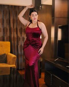 Honey Rose PHOTO: મરુન બોડીકોન ગાઉનમાં હની રોઝે ફ્લોન્ટ કર્યું પરફેક્ટ ફિગર