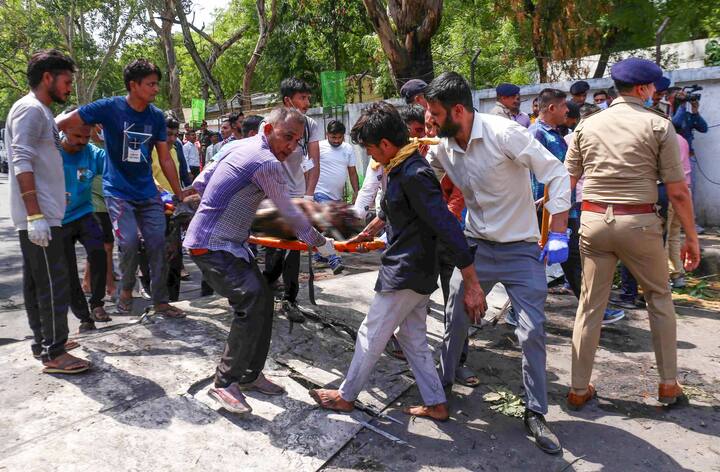 বিমানে থাকা যাত্রীদের মধ্যে ১৬৯ জন ভারতীয়, ৫৩ জন ব্রিটিশ নাগরিক, ১ জন কানাডার নাগরিক, ৭ জন পর্তুগালের। এয়ার ইন্ডিয়ার বিমানে থাকায় ২৪২ জনেরই মৃত্যুর আশঙ্কা করা হচ্ছে।