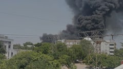 अहमदाबाद एयरपोर्ट पर क्रैश हुआ विमान, आसमान धुआं-धुआं, देखिए डरावनी तस्वीरें