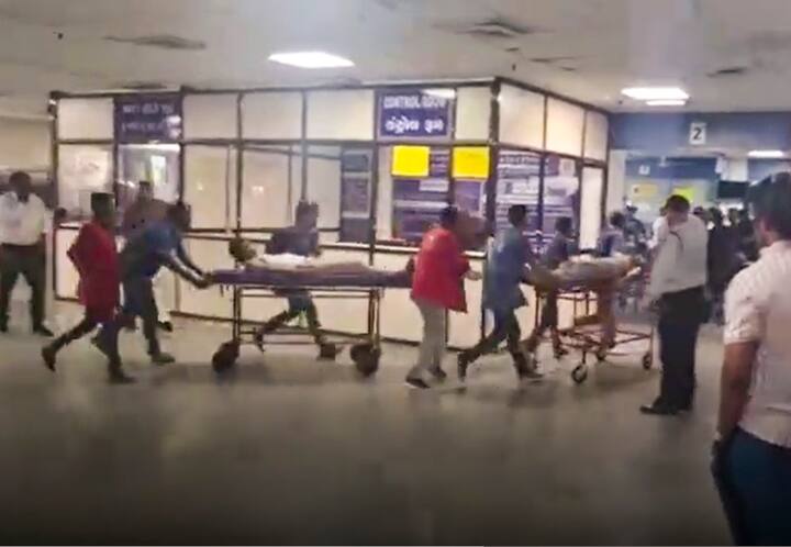 క్షతగాత్రులను హాస్పిటల్ కి తరలిస్తున్న దృశ్యాలు