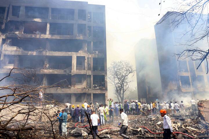 বিমানচালক শেষ মুহূর্তে কন্ট্রোলরুমে ‘MAYDAY’ বার্তা পাঠিয়েছিলেন। ঠিক কী এই ‘MAYDAY’ বার্তা? জানা যাচ্ছে, বিমান যদি বিপদের মধ্যে পড়ে, পরিস্থিতি হাতের বাইরে চলে যেতে থাকে, তখনই কন্ট্রোলরুমে এই ‘MAYDAY’ বার্তা পাঠানোর নিয়ম পাইলটদের।