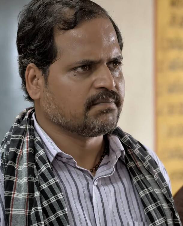 दुर्गेश कुमार इस सीरीज में भूषण उर्फ बनराकस का किरदार निभा रहे हैं. वह दूसरे खेमे के नेता हैं, जो हमेशा सचिवजी और प्रधानजी के विरोध में रहते हैं.