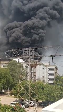 Gujarat Air India Plane Crash: गुजरातमध्ये 200 हून अधिक प्रवासी असणारं Air India चं विमान कोसळलं; सगळं चक्काचूर झालं, भयावह PHOTO समोर