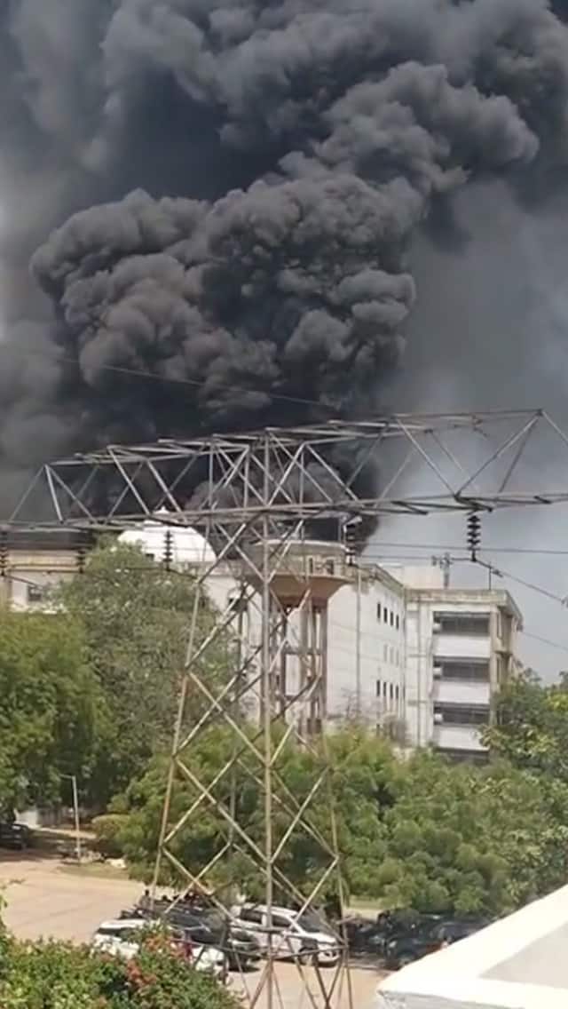 गुजरातमधील सरदार वल्लभभाई पटेल आंतरराष्ट्रीय विमानतळावर विमान दुर्घटना घडली आहे.