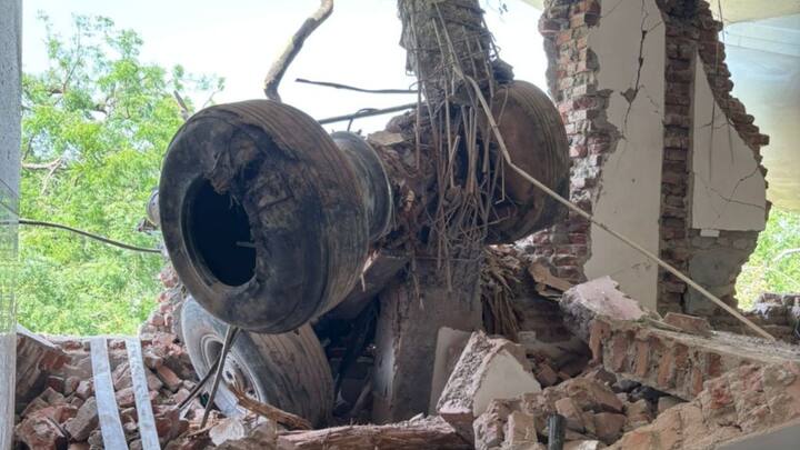 জানা যাচ্ছে, এদিন দুপুর ১.৩৯ নাগাদ বিমানবন্দর থেকে ওড়ে বিমানটি। এর এক মিনিটেরও কম সময়ের মধ্যে এয়ার ট্র্যাফিক কন্ট্রোলের সঙ্গে যোগাযোগ বিচ্ছিন্ন হয়ে যায় বিমানটির।