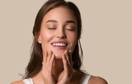 स्किन को देता है इंस्टेंट फ्रेशनेस: फ्रिज के ठंडे पानी से चेहरा धोने से त्वचा तुरंत तरोताजा महसूस करती है. यह चेहरे की गर्मी और थकान को पलभर में दूर कर देता है, जिससे आप पूरा दिन एनर्जेटिक महसूस करते हैं.