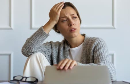 तनाव को मैनेज करना सीखें: तनाव चुपचाप शरीर को थकाता है और बुढ़ापे की रफ्तार बढ़ा देता है. मेडिटेशन, माइंडफुलनेस या कोई हॉबी अपनाकर मानसिक सुकून पाएं. खुद को वक्त देना जरूरी है.