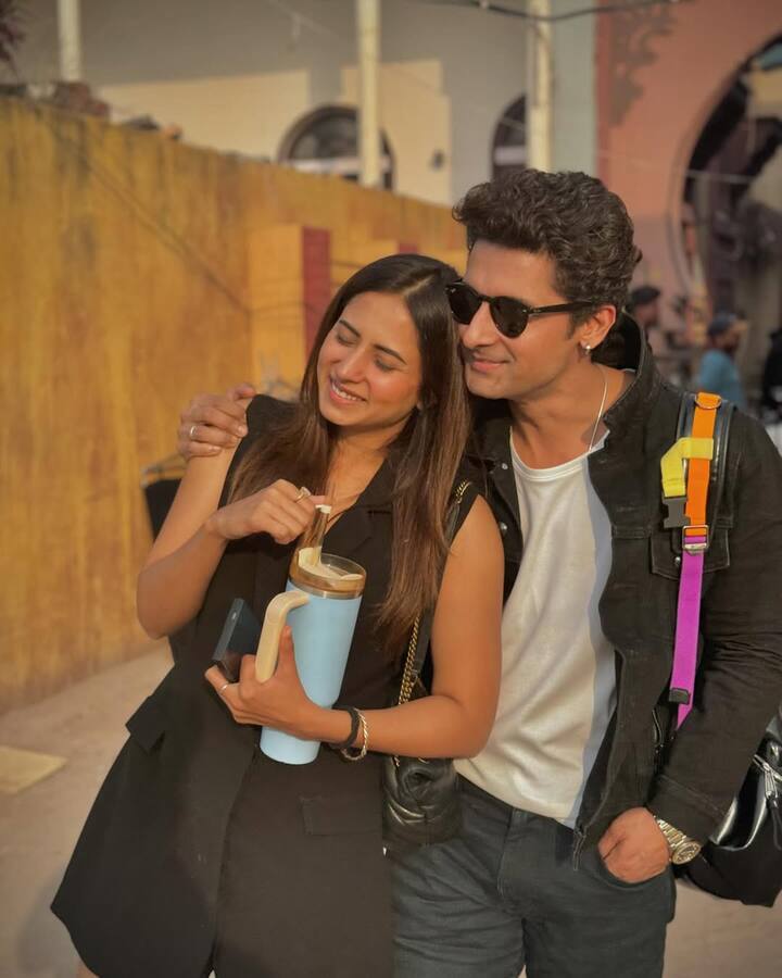 रवि और सरगुन मिलाकर मंथली इनकम करीब 40-45 लाख के बीच बताई जाती है. ब्रांड एंडोर्समेंट्स और सोशल मीडिया प्रमोशन्स से भी अच्छी कमाई होती है.