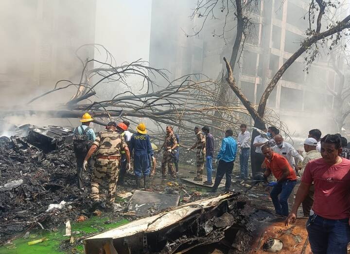 પીએમ મોદીએ અમદાવાદ વિમાન દુર્ઘટના પર દુઃખ વ્યક્ત કર્યું. તેમણે કહ્યું કે હું આ અકસ્માતથી દુઃખી છું. હું શબ્દોમાં દુઃખ વ્યક્ત કરી શકતો નથી. પીડિત પરિવારો પ્રત્યે અમારી સંવેદના. પીડિતોને શક્ય તેટલી મદદ કરવામાં આવી રહી છે. હું મંત્રીઓ અને અધિકારીઓના સંપર્કમાં છું.