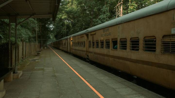 বাকি বিপুল সংখ্যক অ্যাকাউন্ট নিয়ে কোনও তথ্য নেই রেলের কাছে। গত কয়েক মাসে অস্বাভাবিকভাবে টিকিট কাটা হয়েছে বহু অ্য়াকাউন্ট থেকে। এর জেরে রেলের তরফে ইতিমধ্যেই ব্লক করা হয়েছে প্রায় ২০ লক্ষ অ্যাকাউন্ট।