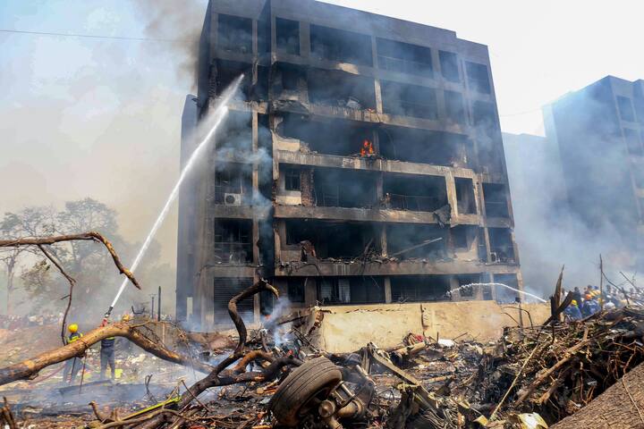 विमान में 169 भारतीय, 53 ब्रिटिश, 7 पुर्तगाल और 1 के कनाडा नागरिक सवार थे. विमान के पायलट का नाम क्लाइव था. दो बच्चों सहित 232 यात्री और 10 क्रू मेंबर इस विमान में थे.