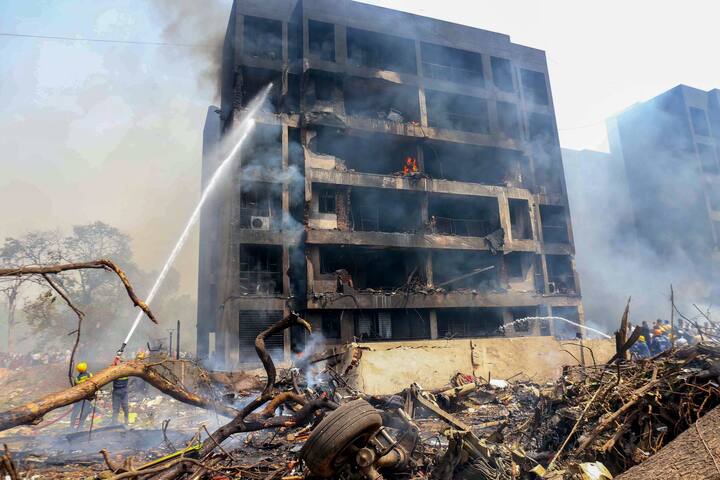 বোয়িং ড্রিমলাইনার ৭৮৭-এর পাইলট ‘MAYDAY’ বার্তা পাঠিয়েছিলেন বটে, কিন্তু বাকি তথ্য কন্ট্রোলরুমকে দেওয়ার আগেই সমস্ত যোগাযোগ বিচ্ছিন্ন হয়ে যায়। বারে বারে যোগাযোগ করার চেষ্টা ব্যর্থ হয়। এখনও পর্যন্ত বিমানের কোনও যান্ত্রিক গোলোযোগ ধরা পড়েনি। তবে কেন হঠাৎ বিমানটি টেক অফের পরেই এভাবে ভেঙে পড়ল তা নিয়ে দ্বন্দ্ব তৈরি হয়েছে।