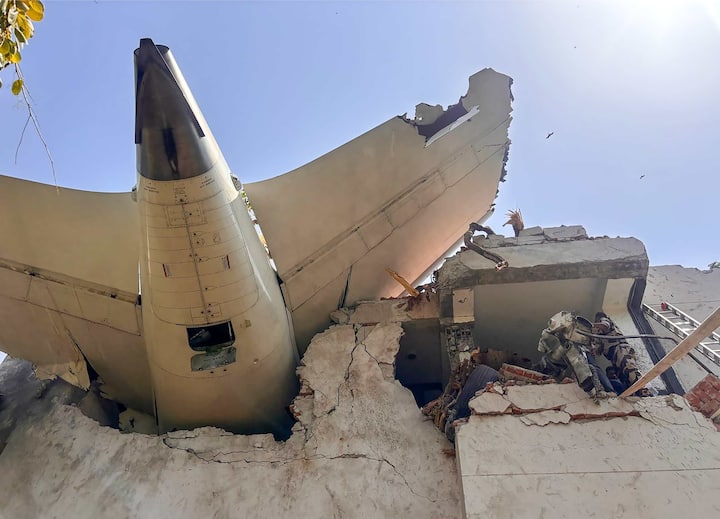 Ahmedabad Plane Crash: বিমানের বিপদ বোঝাতে কেন মে-ডে কল করেন পাইলট?