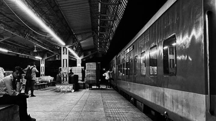 এই অভিযোগ পাওয়ার পরেই তৎকাল টিকিট বুকিংয়ে বড়সড় বদল আনল রেল। রেলযাত্রীদের বারবার ক্ষোভ-অসন্তোষের পর এবার, আসরে নামলেন খোদ রেলমন্ত্রী।