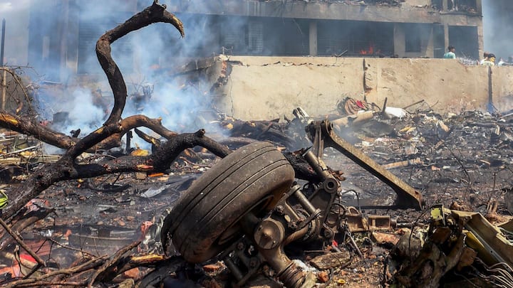 অন্য দিকে, আকাশ বৎস নামের এক যুবক জানিয়েছেন, দুর্ঘটনাগ্রস্ত বিমানটিতেই চেপেই ঘণ্টাদুয়েক আগে দিল্লি থেকে আমদাবাদ ফিরেছিলেন তিনি। এসি চলছিল না বিমানে। দর দর করে ঘামছিলেন তিনি। বিমানটিতে অস্বাভাবিকতাও চোখে পড়ে বলে জানান। ফলে বিমানের রক্ষণাবেক্ষণ নিয়েও প্রশ্ন উঠছে।