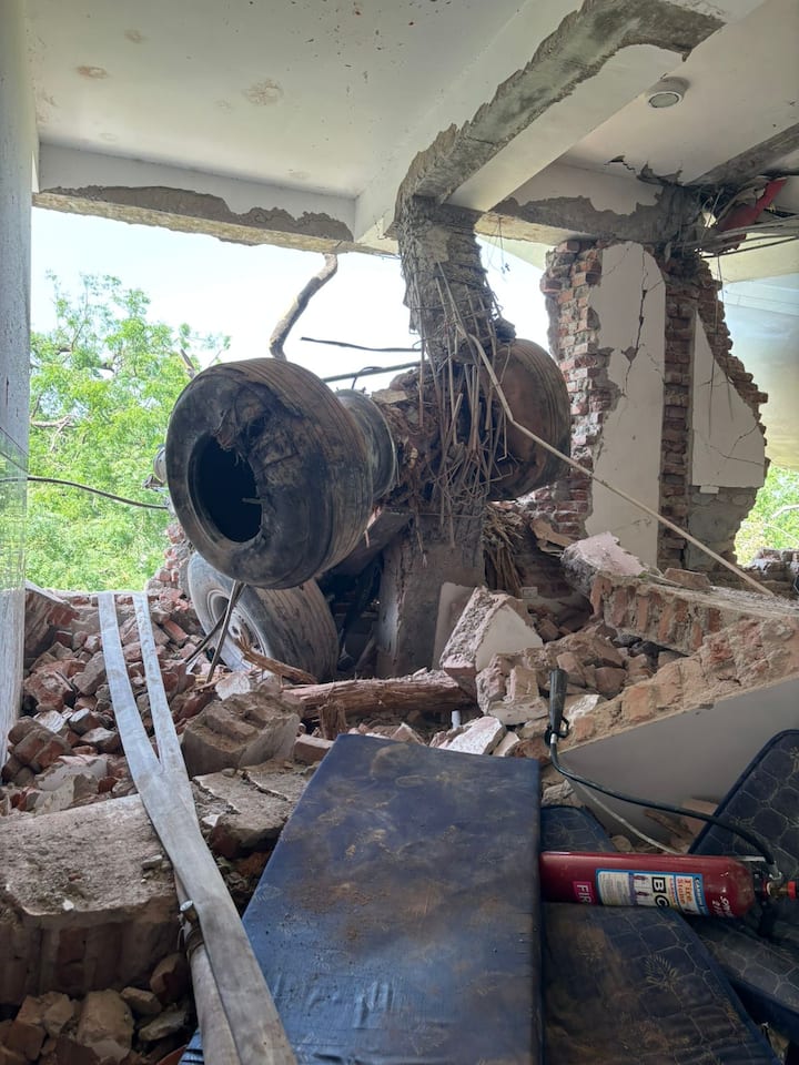 विमान में क्रू मेंबर सहित 242 लोग सवार थे. ये फ्लाइट अहमदाबाद से लंदन जा रही थी. उड़ान के पांच मिनट बाद ही ये हादसे का शिकार होकर मेडिकल कॉलेज के हॉस्टल पर गिर गया.