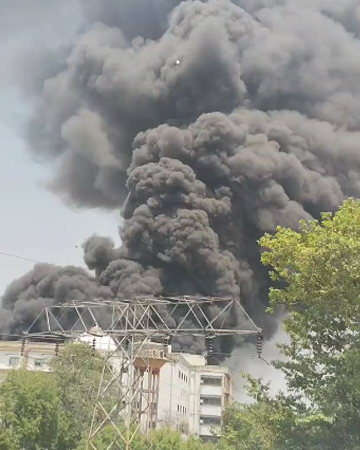 अपघातानंतर लगेचच अग्निशमन दलाच्या 7 गाड्या घटनास्थळी दाखल झाल्या असून आगीवर नियंत्रण मिळवण्याचं काम सुरू आहे.