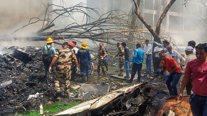 কিন্তু মাত্র ১২ বছর বয়সি Boeing বিমাটির এমন পরিণতি হওয়া নিয়ে প্রশ্নও উঠছে। কারণ বিমান তৈরিতে নিম্নমানের সরঞ্জাম ব্যবহারের অভিযোগ আগে থেকেই রয়েছে Boeing-এর বিরুদ্ধে। পাশাপাশি, বিমানবন্দর সংলগ্ন জায়গায় ঘনবসতি গড়ে তোলা, ডাক্তারদের হস্টেল নির্মাণ নিয়েও উঠছে প্রশ্ন। বিপদ জেনেও কেন সরকার এসব হতে দিল, প্রশ্ন তুলেছেন অনেকেই।