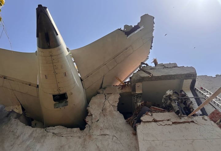 એર ઇન્ડિયાની ફ્લાઇટમાં 230 મુસાફરો અને 12 ક્રૂ સભ્યો હતા. હાલની માહિતી મુજબ, ગુજરાતના ભૂતપૂર્વ મુખ્યમંત્રી વિજય રૂપાણી પણ ફ્લાઇટમાં સવાર હતા. ફાયર બ્રિગેડના ઘણા વાહનો ઘટનાસ્થળે પહોંચી ગયા છે. એરપોર્ટ નજીક ઘણી એમ્બ્યુલન્સ પણ પહોંચી ગઈ છે. અત્યાર સુધીમાં 50થી વધુ એમ્બ્યુલન્સ હોસ્પિટલમાં પહોંચી ગઈ છે.