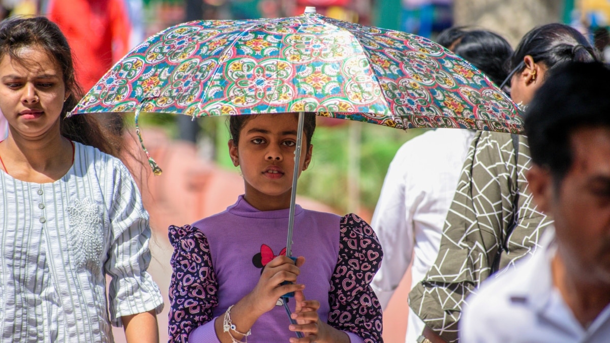 Weather Today: भीषण गर्मी में झुलस रहे देश के ये राज्य, पारा पहुंच गया 50 के पास, कहां-कहां जारी हुआ रेड अलर्ट