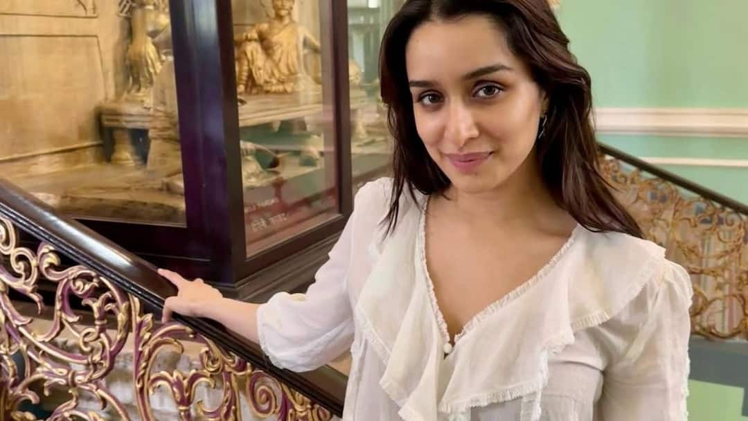 shraddha-kapoor-ghummakad-mumbai-museum-parsi-restaurant Shraddha Kapoor Soaks In Art, Culture And Parsi Cuisine In Mumbai
