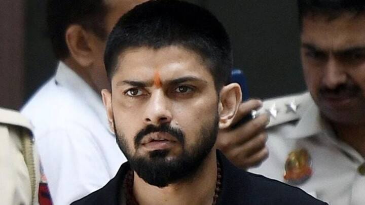 अर्श डल्ला उर्फ अर्शदीप सिंह पंजाब के मोगा जिले के डल्ला गांव का रहने वाला है. पंजाब में छोटी-मोटी वारदात करने के बाद साल 2018 में उसका नाम सुर्खियों में आने लगा था. इसके बाद अर्श डल्ला लॉरेंस बिश्नोई ग्रुप का सदस्य बन गया था. और साल 2020 में अपनी बीवी और बेटी के साथ कनाडा भाग गया था.