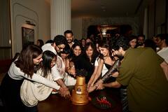 दुनियाभर में खूब देखी जा रही ईशान खट्टर की सीरीज 'द रॉयल्स', सक्सेस पार्टी में दिखी टीम की खुशी, देखें तस्वीरें