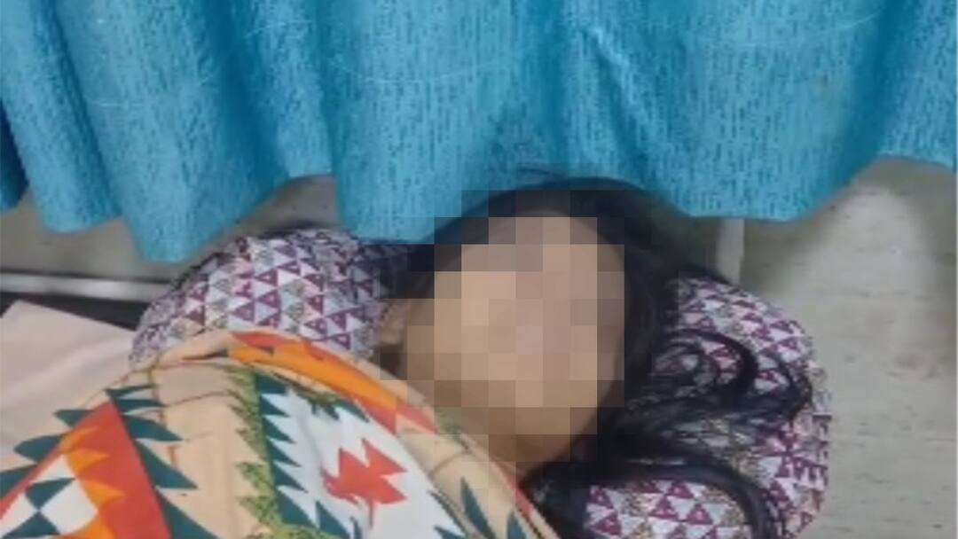 आते-जाते गंदी बातें करता था सिपाही, विरोध किया तो नाबालिग को छत से फेंका, रीढ़ की हड्डी टूटी Lucknow police constable throws minor girl from roof for protesting against molestation ann आते-जाते गंदी बातें करता था सिपाही, विरोध किया तो नाबालिग को छत से फेंका, रीढ़ की हड्डी टूटी