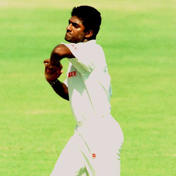 टेस्ट क्रिकेट के इतिहास में सबसे ज्यादा गेंद फेंकने का रिकॉर्ड श्रीलंका के लिजेंडरी स्पिन गेंदबाज मुथैया मुरलीधरन के नाम है. टेस्ट क्रिकेट में सबसे ज्यादा बॉल फेंकने वालों की टॉप-5 की लिस्ट में अनिल कुंबले इकलौते भारतीय गेंदबाज हैं.