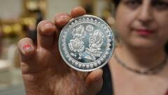 Vastu Tips: ઘરમાં માતા લક્ષ્મી અને ગણેશજીનો ચાંદીનો સિક્કો રાખવાથી શું થાય છે?