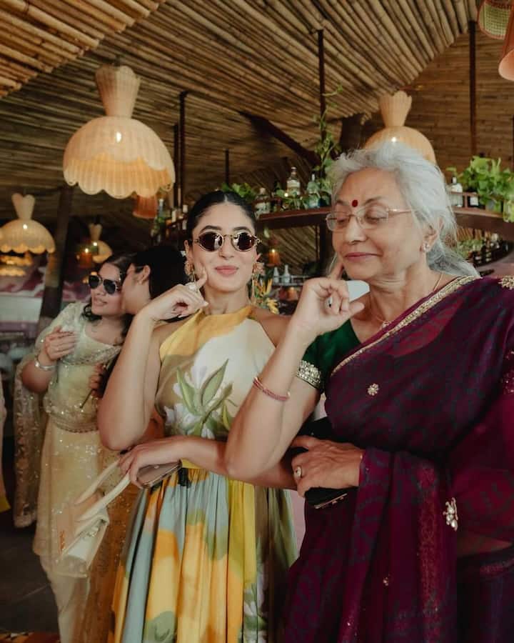 उन्होंने हॉल्टेड नेक फ्लोरल लॉन्ग ड्रेस पहनी थी. जिसमें वो बहुत प्यारी लग रही थीं. उन्होंने अपने लुक को शेड्स और बन के साथ कंप्लीट किया.