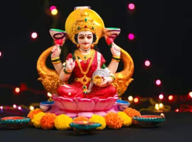 अगर आप शुभ तिथियों के अलावा चांदी के सिक्के खरीदना चाहते हैं तो इसके लिए शुक्रवार का दिन सबसे शुभ माना जाता है।