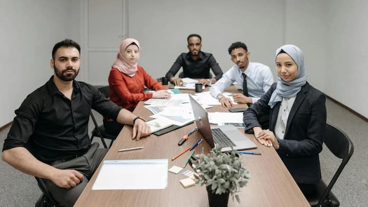 दुनिया में मुस्लिम देशों की बात करें तो दुनिया के 46 मुस्लिम बहुल देशों में से 23 ने अपने संविधान में इस्लाम को राज्य धर्म घोषित किया है. बाकी देश या तो राज्य को धर्मनिरपेक्ष घोषित करते हैं या आधिकारिक धर्म के बारे में कोई घोषणा नहीं करते.