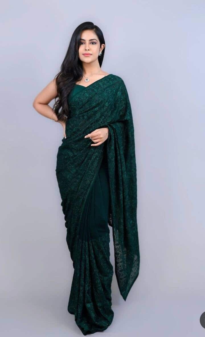 अविका के इस लुक को जिसने भी देखा, वो इनकी खूबसूरती का दीवाना हो गया. ग्रीन कलर की साड़ी में एक्ट्रेस बेहद ही ग्लैमरस लग रही हैं. इनका स्लीवलेस ब्लाउज इनके लुक को और भी खास बना रहा है.