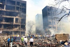 Ahmadabad Plane Crash Photo: डॉक्टर्स हॉस्टल पर क्रैश हुआ एयर इंडिया का विमान, त्रासदी की भयंकर तस्वीरें