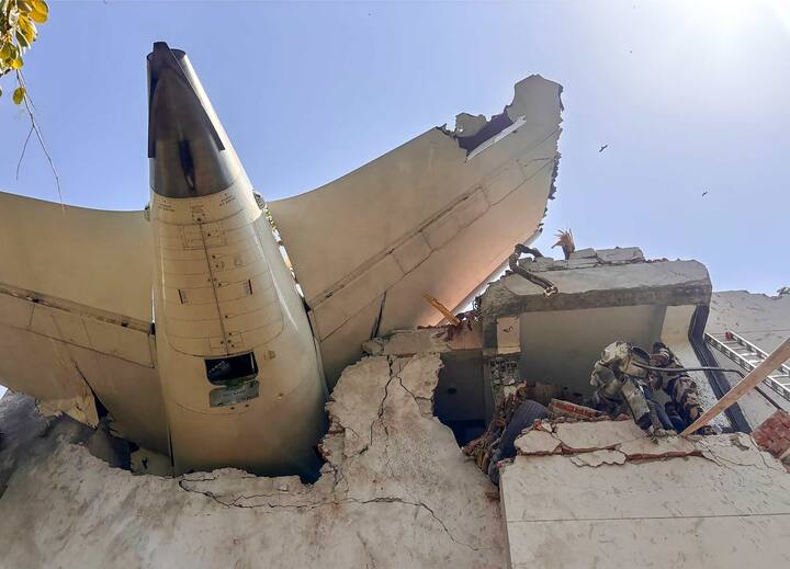 বিমান যখন বিপদে পড়বে, তখন বিস্তারিত শব্দ ব্যবহারে সময় নষ্ট না করে, কেবল একটি শব্দের মাধ্যমেই যাতে বুঝিয়ে দেওয়া যায় বিপদ কতখানি, সেটা বোঝাতেই এই শব্দের ব্যবহার। নিয়ম অনুযায়ী, পাইলটকে ৩ বার বলতে হয় এই শব্দ। অর্থাৎ ‘MAYDAY’, ‘MAYDAY’, ‘MAYDAY’। এর অর্থ, ভয়াবহ বিপদের মধ্যে পড়েছে বিমান।