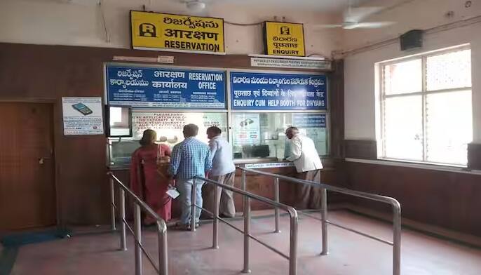 તમે માસ્ટર લિસ્ટમાં મુસાફરોની વિગતો સેવ કરી શકો છો. જેમ તમે વારંવાર મુસાફરી કરો છો. તેથી તમે તમારી માહિતી સેવ કરી શકો છો. તમે તમારા પરિવારના કોઈપણ સભ્યની માહિતી સેવ કરી શકો છો. આ સાથે તમારે બુકિંગ દરમિયાન વિગતો દાખલ કરવાની જરૂર રહેશે નહીં. તે ફક્ત ક્લિક કરીને આપમેળે સંપૂર્ણપણે નોંધણી થઈ જશે.