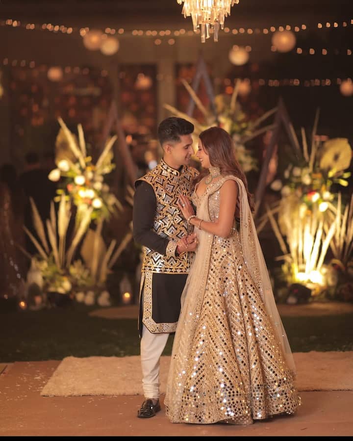 रवि के पास लग्जरी कार कलेक्शन है. उनके पास ऑडी क्यू7 और मर्सिडीज-बेंज़ है, वहीं सरगुन के पास बीएमडब्ल्यू 5 सीरीज़ और जैगुआर एक्सई जैसी महंगी गाड़ियां हैं.