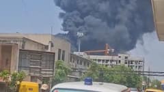 अहमदाबाद एयरपोर्ट पर क्रैश हुआ विमान, आसमान धुआं-धुआं, देखिए डरावनी तस्वीरें