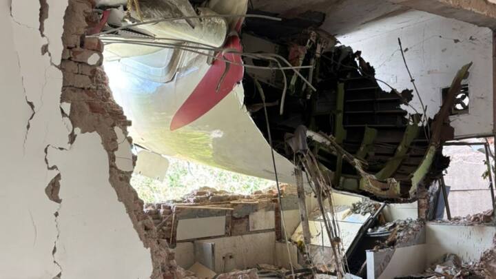 কিন্তু গন্তব্যে পৌঁছনো তো দূর, উড়ানের কয়েক মিনিটের মধ্যেই ভেঙে পড়ল বিমানটি। অত্যাশ্চর্যজনক ভাবে বিমানের এক যাত্রীই শুধু বেঁচে ফিরেছেন। বাকি ২৪১ জনই মারা গিয়েছেন বলে জানা যাচ্ছে।