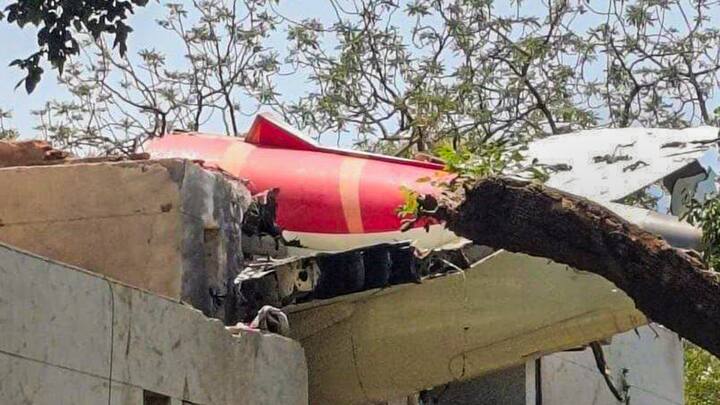 Air India Plane Crash: এত প্রাণ চলে গেল। দায় কার? প্রশ্ন অনেক, উত্তর অধরা। ছবি: পিটিআই ও ABP Gujarat ব্যুরো।